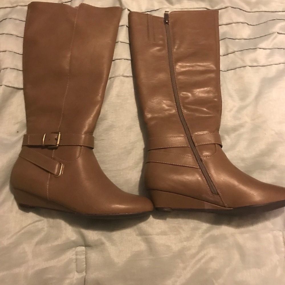 Never Worn!!!    Pesaro Boots